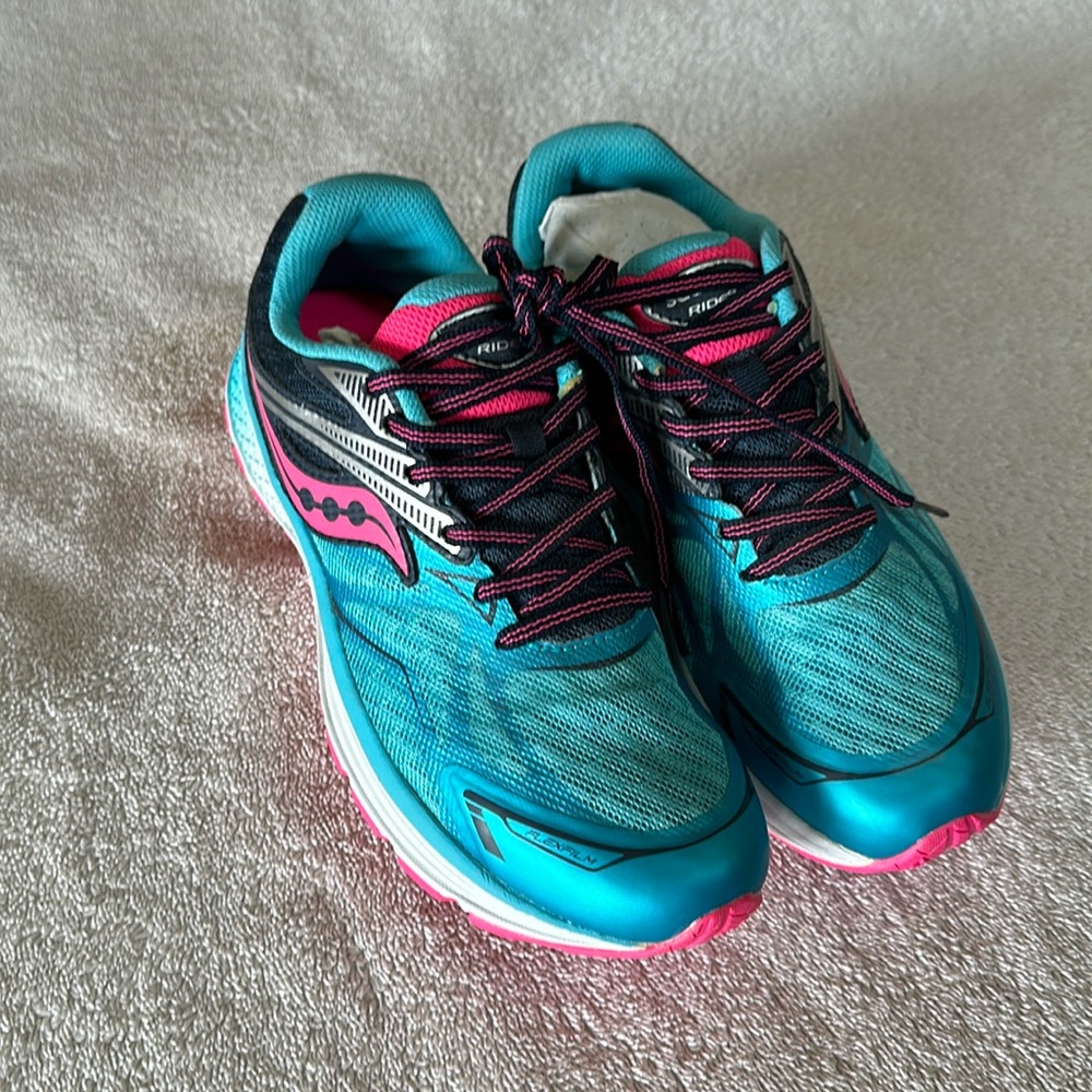 Saucony girls shoes size 5 brand new